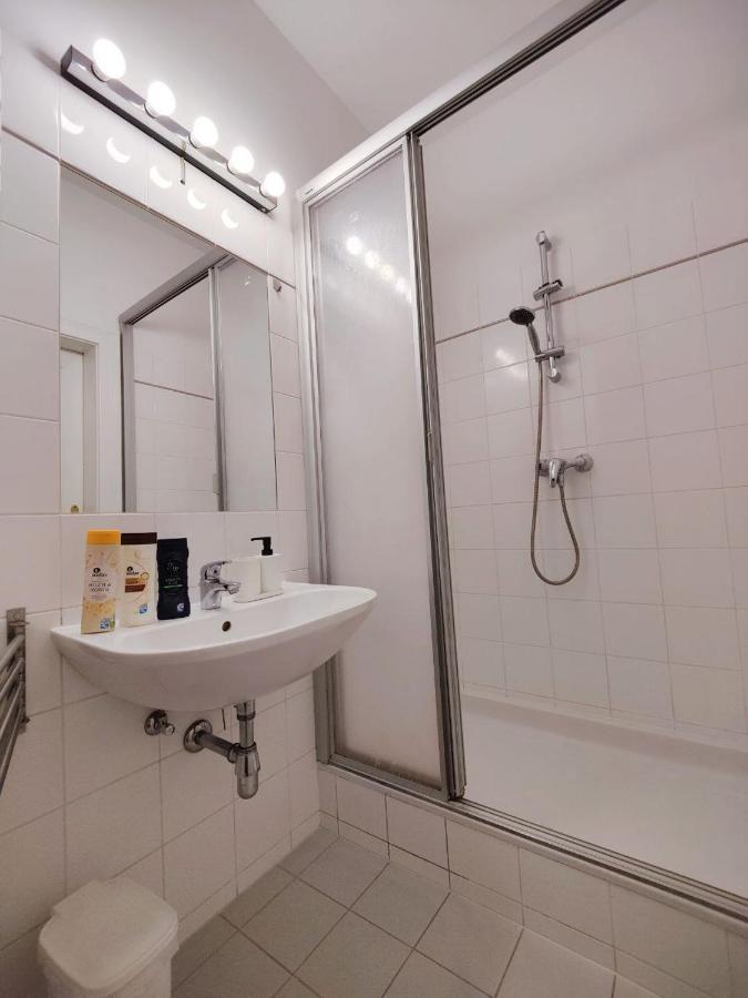 Central Mariahilfer Apartment 4 Min To The City Shopping Center And Schoenbrunn Palace Wien Eksteriør bilde